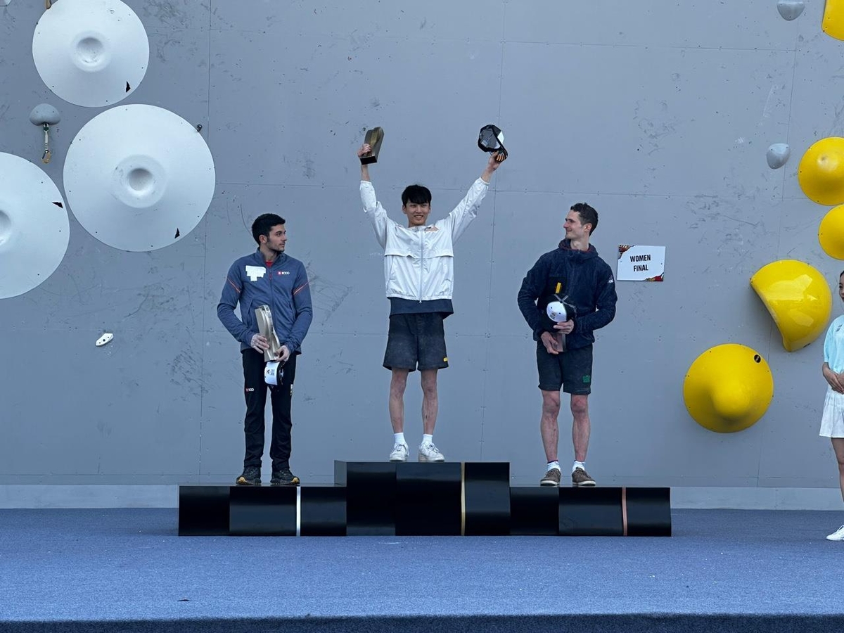 运动攀岩李度贤在奥运会预赛第一轮混合比赛中夺得男子组冠军